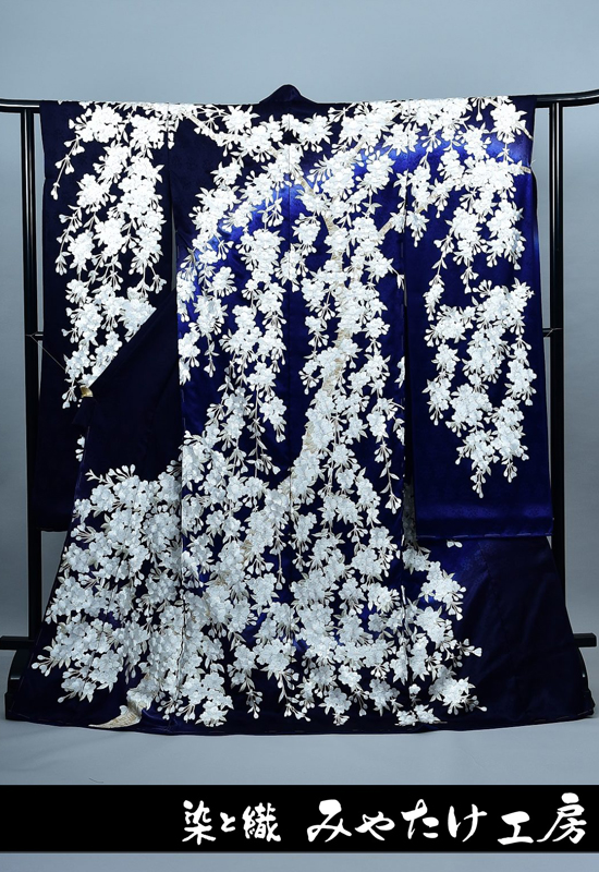 総刺繍の振袖｜しだれ桜-濃淡紺